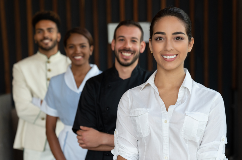 Eine Gruppe von Hotelpersonal laechelt in die Kamera